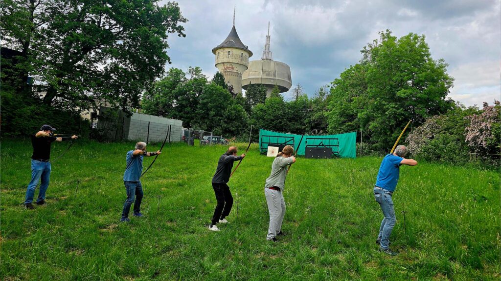 Teilnehmer der Bogenschule Wuppertal beim traditionellen Bogenschießen auf dem Außengelände am Hatzfelder Wasserturm.